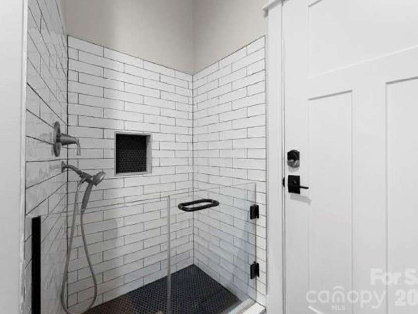5200 Shoreview Drive, Concord, NC 28025.  MLS# CAR4386372, YatesRealty ID 26524. 
