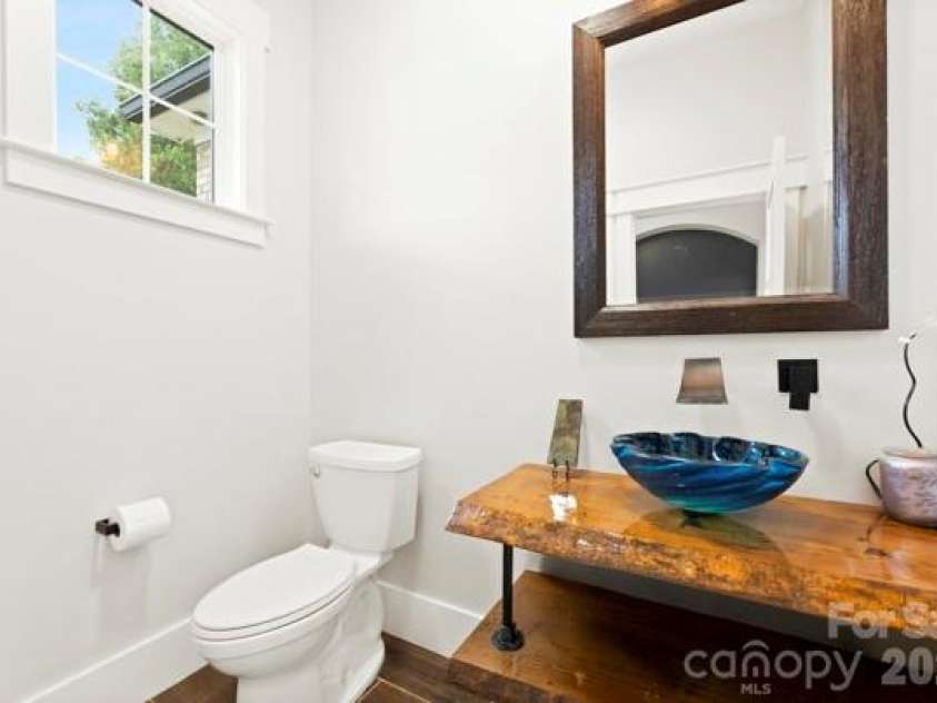 5200 Shoreview Drive, Concord, NC 28025.  MLS# CAR4386372, YatesRealty ID 26524. 