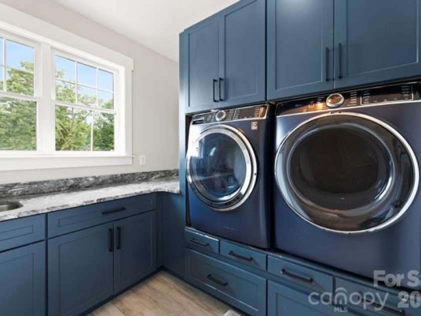 5200 Shoreview Drive, Concord, NC 28025.  MLS# CAR4386372, YatesRealty ID 26524. 