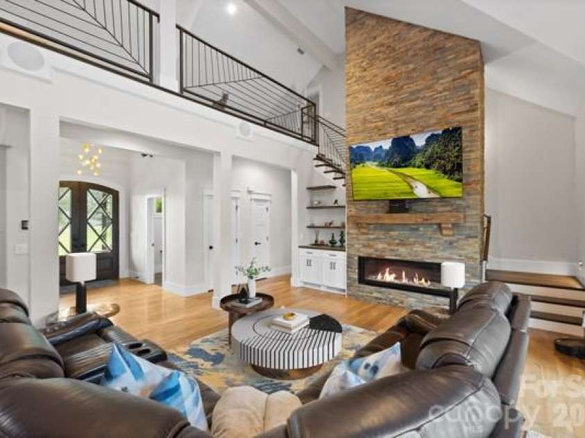 5200 Shoreview Drive, Concord, NC 28025.  MLS# CAR4386372, YatesRealty ID 26524. 