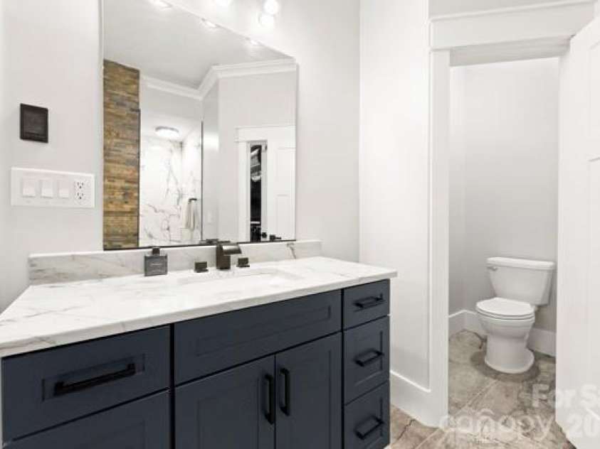 5200 Shoreview Drive, Concord, NC 28025.  MLS# CAR4386372, YatesRealty ID 26524. 
