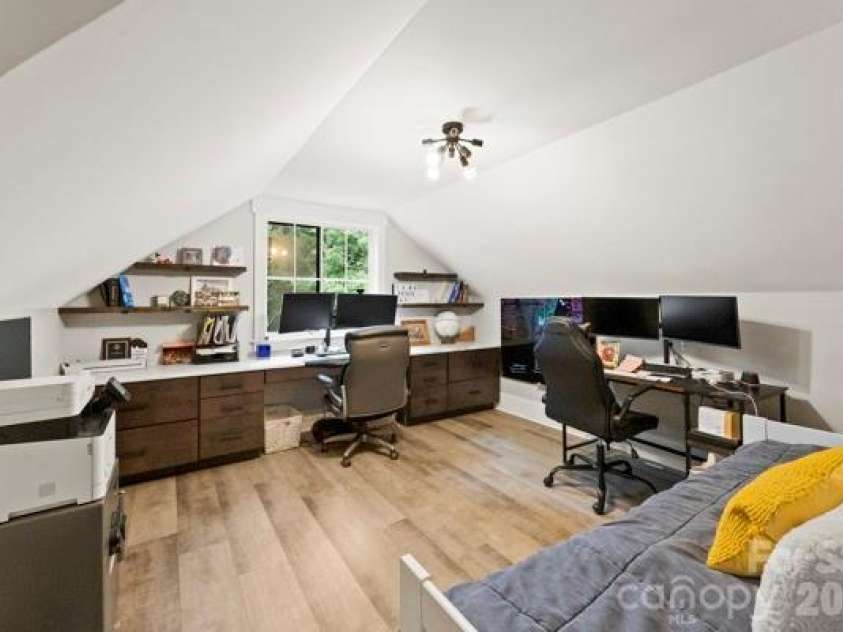 5200 Shoreview Drive, Concord, NC 28025.  MLS# CAR4386372, YatesRealty ID 26524. 