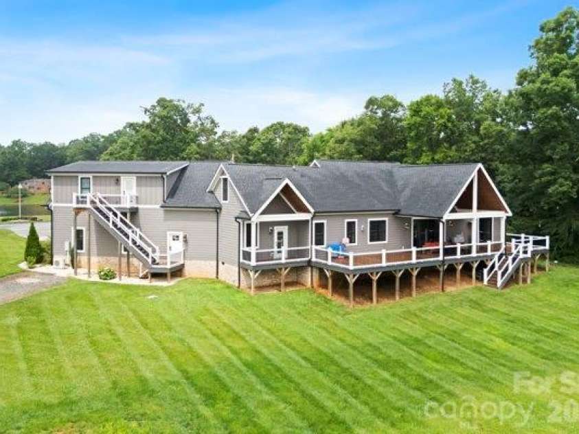 5200 Shoreview Drive, Concord, NC 28025.  MLS# CAR4386372, YatesRealty ID 26524. 