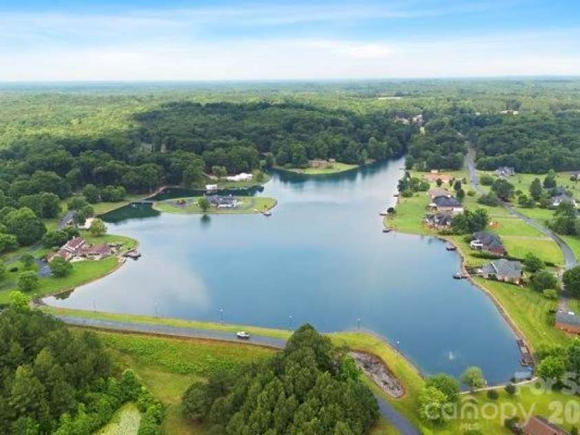 5200 Shoreview Drive, Concord, NC 28025.  MLS# CAR4386372, YatesRealty ID 26524. 