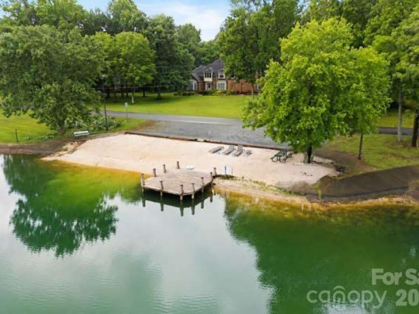 5200 Shoreview Drive, Concord, NC 28025.  MLS# CAR4386372, YatesRealty ID 26524. 