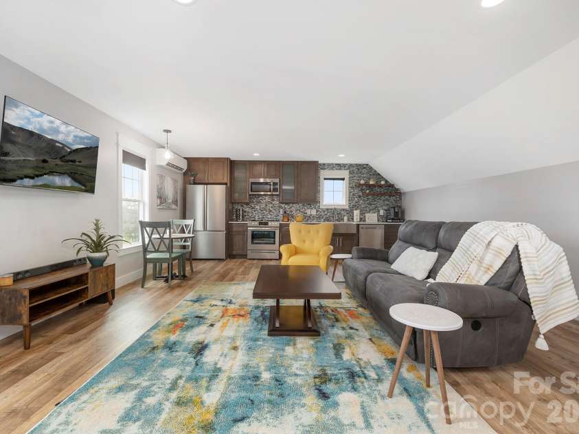 5200 Shoreview Drive, Concord, NC 28025.  MLS# CAR4386372, YatesRealty ID 26524. Second Living area