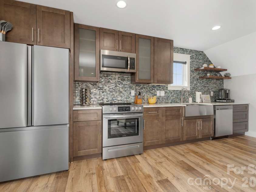 5200 Shoreview Drive, Concord, NC 28025.  MLS# CAR4386372, YatesRealty ID 26524. Second Living area