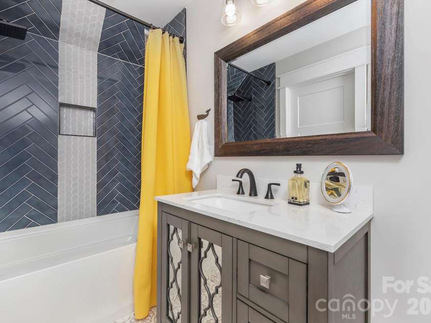 5200 Shoreview Drive, Concord, NC 28025.  MLS# CAR4386372, YatesRealty ID 26524. Second Living area