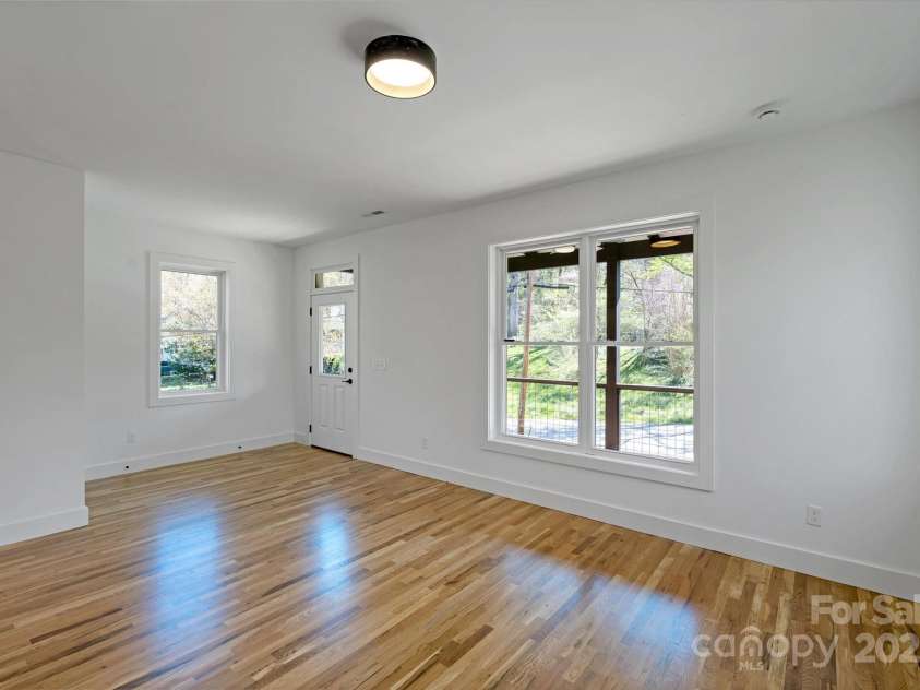 14 Whitson Road, Asheville, NC 28805.  MLS# CAR4242637, YatesRealty ID 26526. 