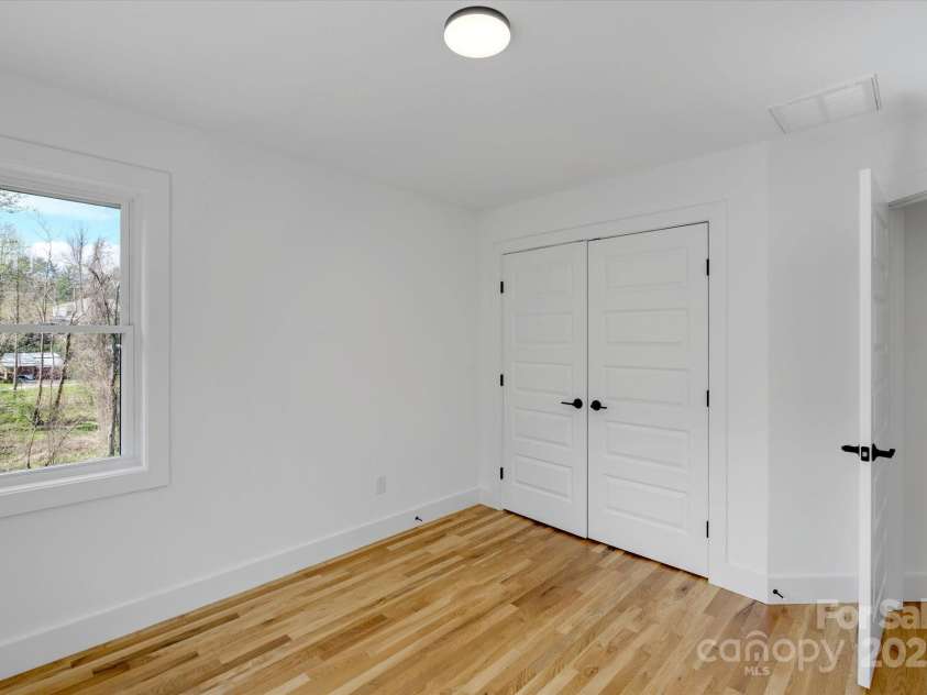 14 Whitson Road, Asheville, NC 28805.  MLS# CAR4242637, YatesRealty ID 26526. 