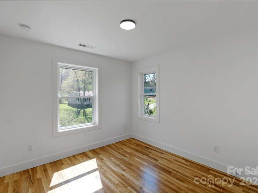 14 Whitson Road, Asheville, NC 28805.  MLS# CAR4242637, YatesRealty ID 26526. 