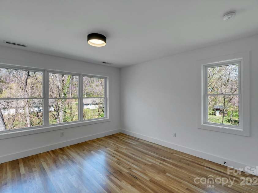 14 Whitson Road, Asheville, NC 28805.  MLS# CAR4242637, YatesRealty ID 26526. 