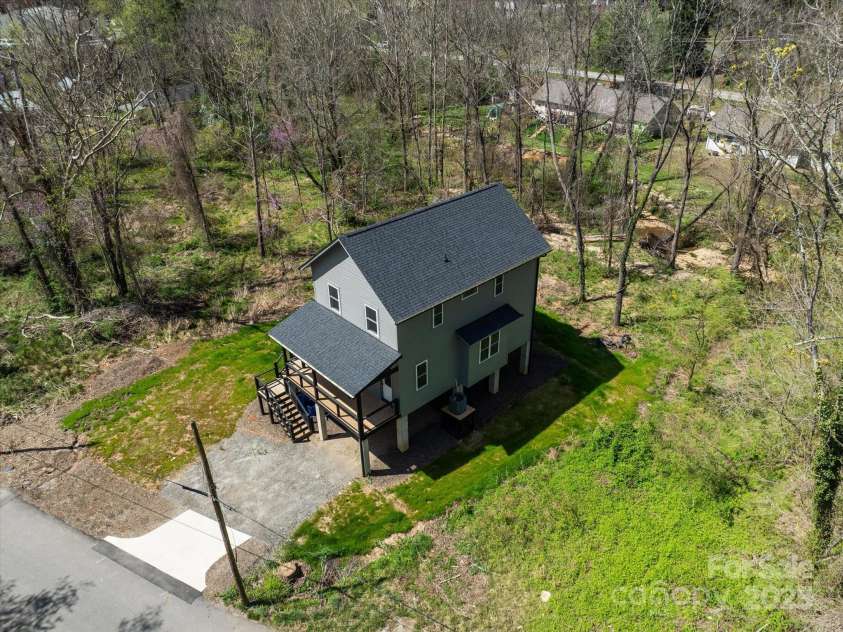 14 Whitson Road, Asheville, NC 28805.  MLS# CAR4242637, YatesRealty ID 26526. 