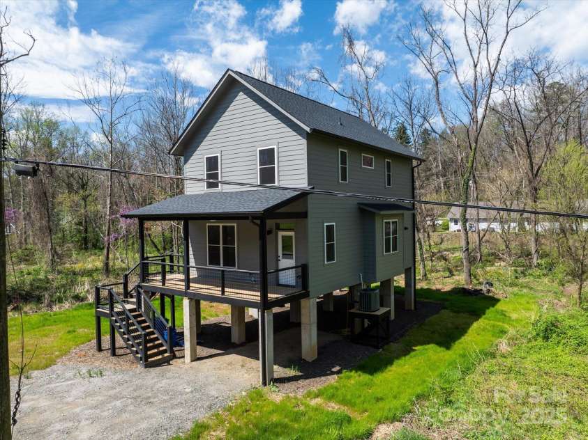 14 Whitson Road, Asheville, NC 28805.  MLS# CAR4242637, YatesRealty ID 26526. 