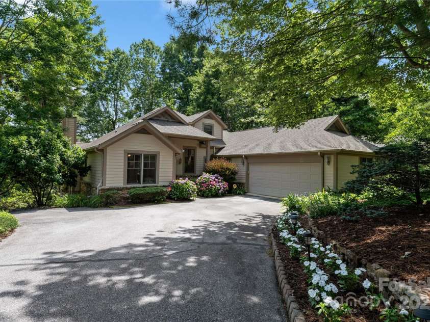 196 Pine Shadow Drive, Hendersonville, NC 28739.  MLS# CAR4274767, YatesRealty ID 26527. 
