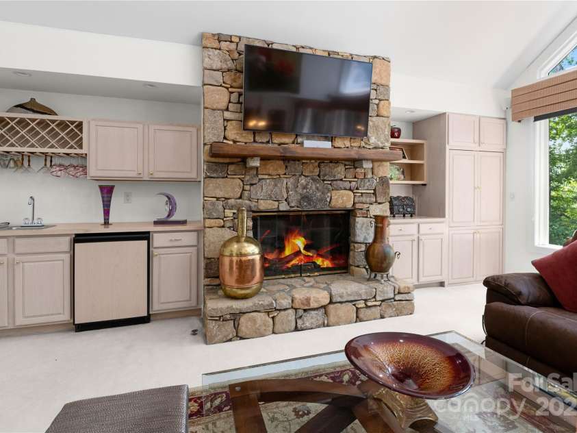 196 Pine Shadow Drive, Hendersonville, NC 28739.  MLS# CAR4274767, YatesRealty ID 26527. 
