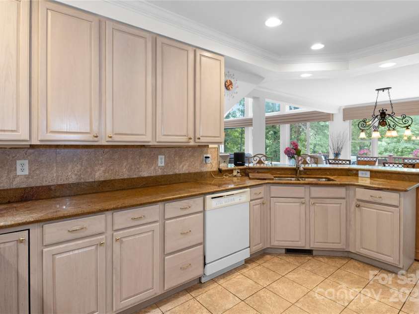 196 Pine Shadow Drive, Hendersonville, NC 28739.  MLS# CAR4274767, YatesRealty ID 26527. 
