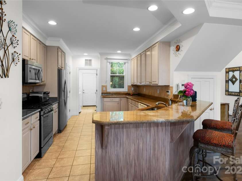 196 Pine Shadow Drive, Hendersonville, NC 28739.  MLS# CAR4274767, YatesRealty ID 26527. Kitchen