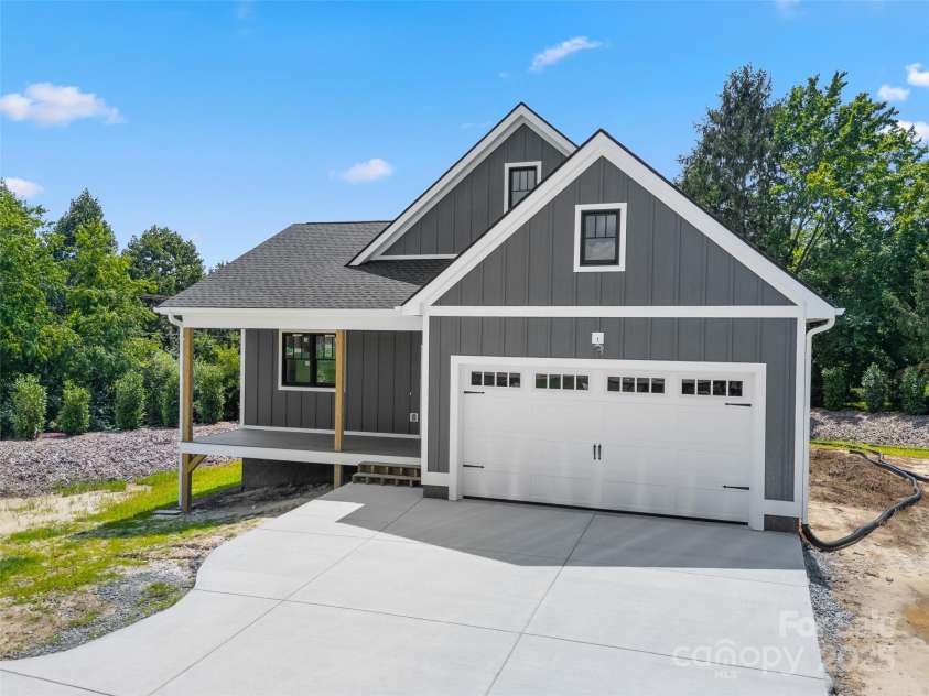 30 Olde Oak Court, Hendersonville, NC 28792.  MLS# CAR4291704, YatesRealty ID 26528. 