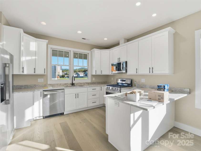 30 Olde Oak Court, Hendersonville, NC 28792.  MLS# CAR4291704, YatesRealty ID 26528. 