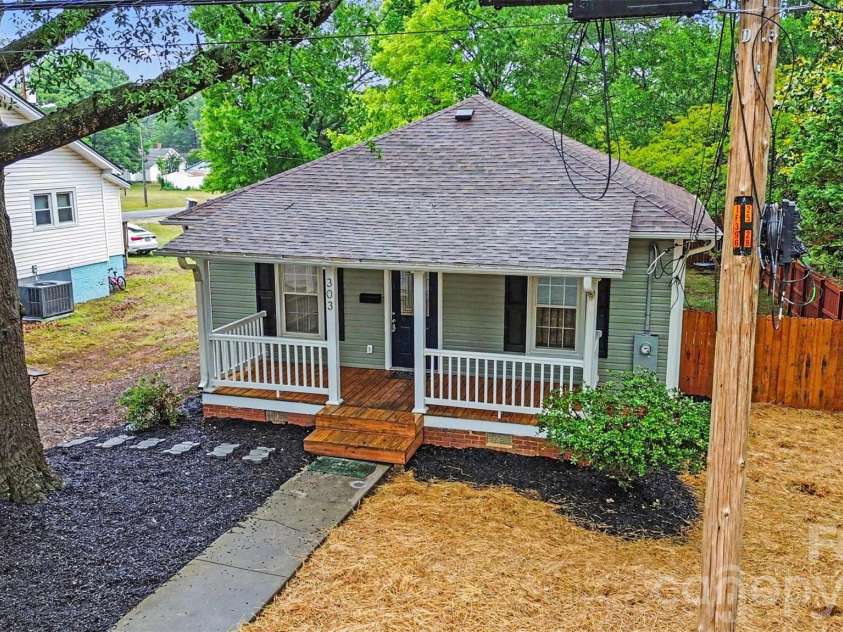 303 10th Street, Kannapolis, NC 28083.  MLS# CAR4385155, YatesRealty ID 26528. 