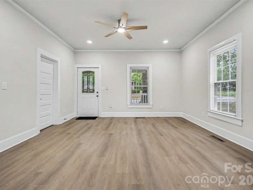 303 10th Street, Kannapolis, NC 28083.  MLS# CAR4385155, YatesRealty ID 26528. 