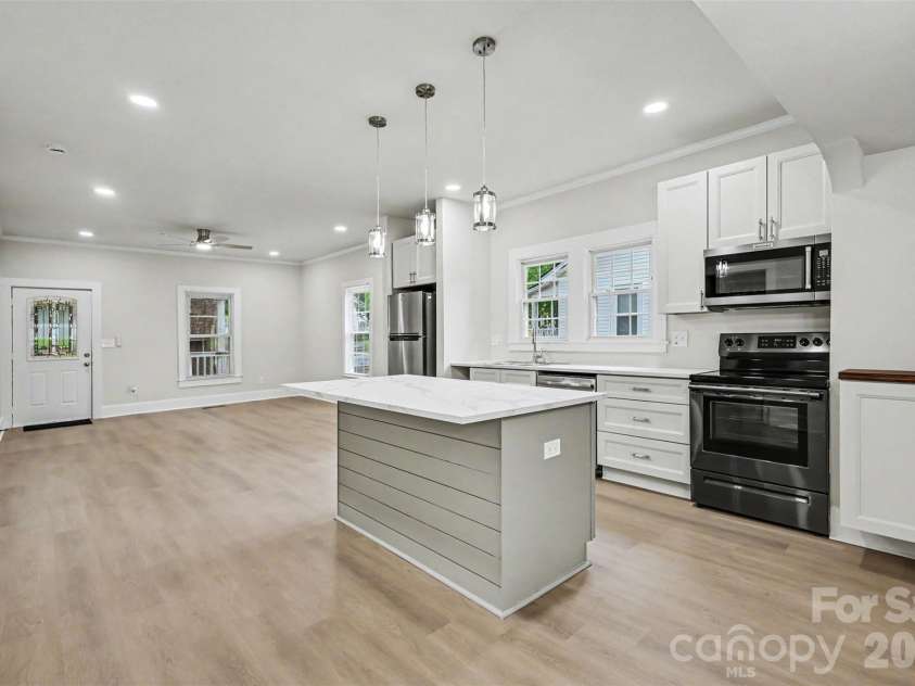 303 10th Street, Kannapolis, NC 28083.  MLS# CAR4385155, YatesRealty ID 26528. 
