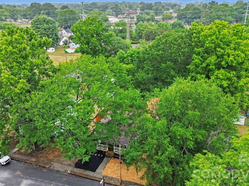 303 10th Street, Kannapolis, NC 28083.  MLS# CAR4385155, YatesRealty ID 26528. 
