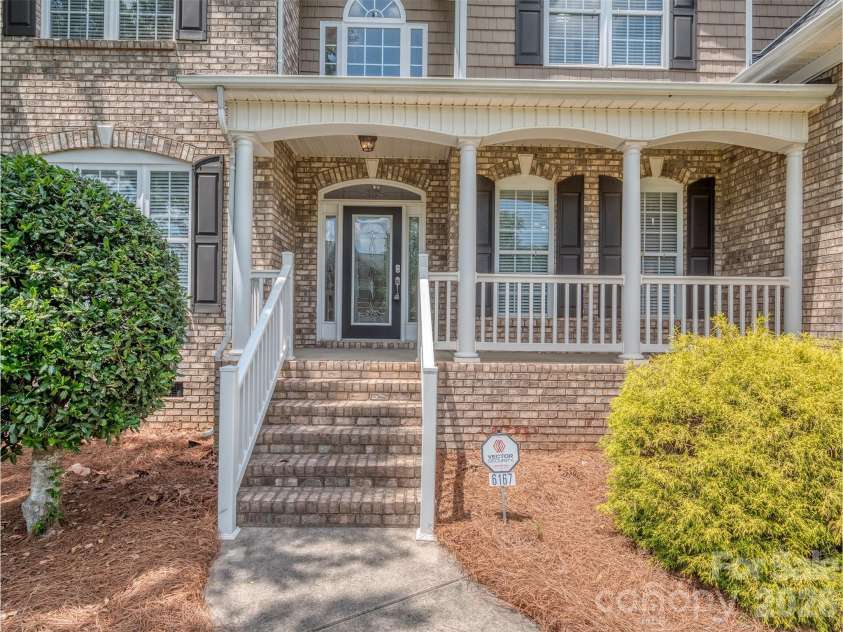 6167 Four Wood Drive, Matthews, NC 28104.  MLS# CAR4383205, YatesRealty ID 26529. 