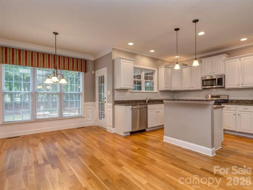 6167 Four Wood Drive, Matthews, NC 28104.  MLS# CAR4383205, YatesRealty ID 26529. Breakfast Area