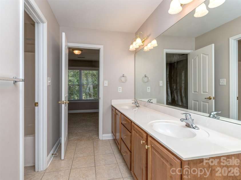 6167 Four Wood Drive, Matthews, NC 28104.  MLS# CAR4383205, YatesRealty ID 26529. Full Bathroom