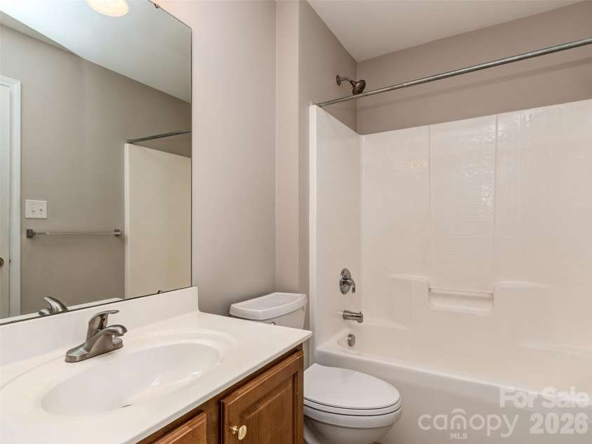 6167 Four Wood Drive, Matthews, NC 28104.  MLS# CAR4383205, YatesRealty ID 26529. Full Bathroom
