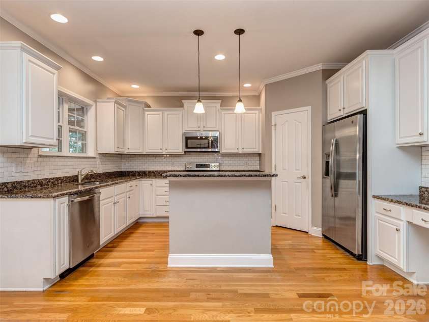 6167 Four Wood Drive, Matthews, NC 28104.  MLS# CAR4383205, YatesRealty ID 26529. Kitchen