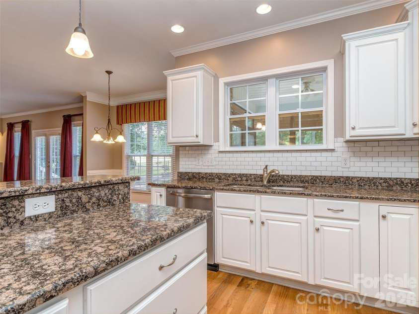 6167 Four Wood Drive, Matthews, NC 28104.  MLS# CAR4383205, YatesRealty ID 26529. Kitchen