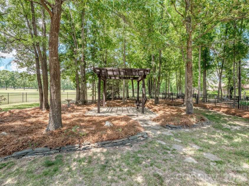 6167 Four Wood Drive, Matthews, NC 28104.  MLS# CAR4383205, YatesRealty ID 26529. Park Like Setting