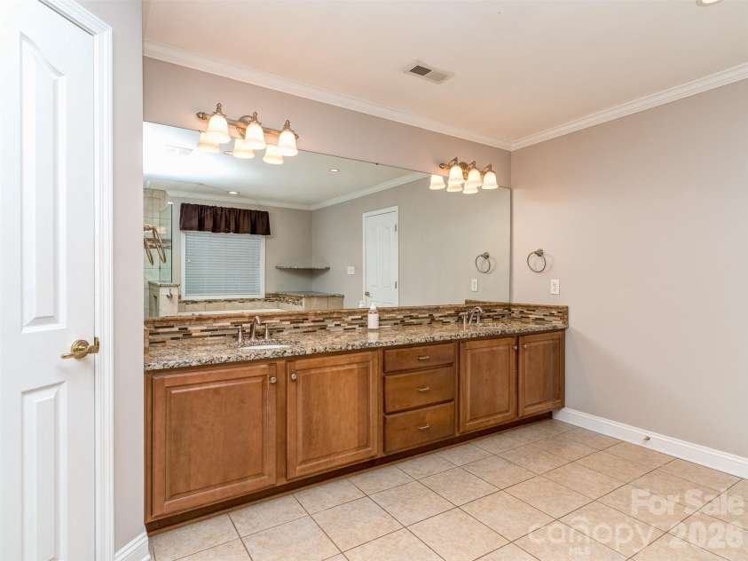 6167 Four Wood Drive, Matthews, NC 28104.  MLS# CAR4383205, YatesRealty ID 26529. Primary Bath