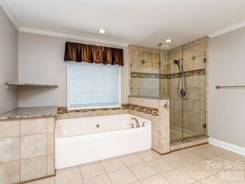 6167 Four Wood Drive, Matthews, NC 28104.  MLS# CAR4383205, YatesRealty ID 26529. Primary Bath