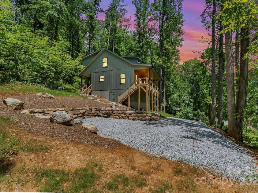 511 Blue Ridge Drive, Marion, NC 28752.  MLS# CAR4274590, YatesRealty ID 2653. 