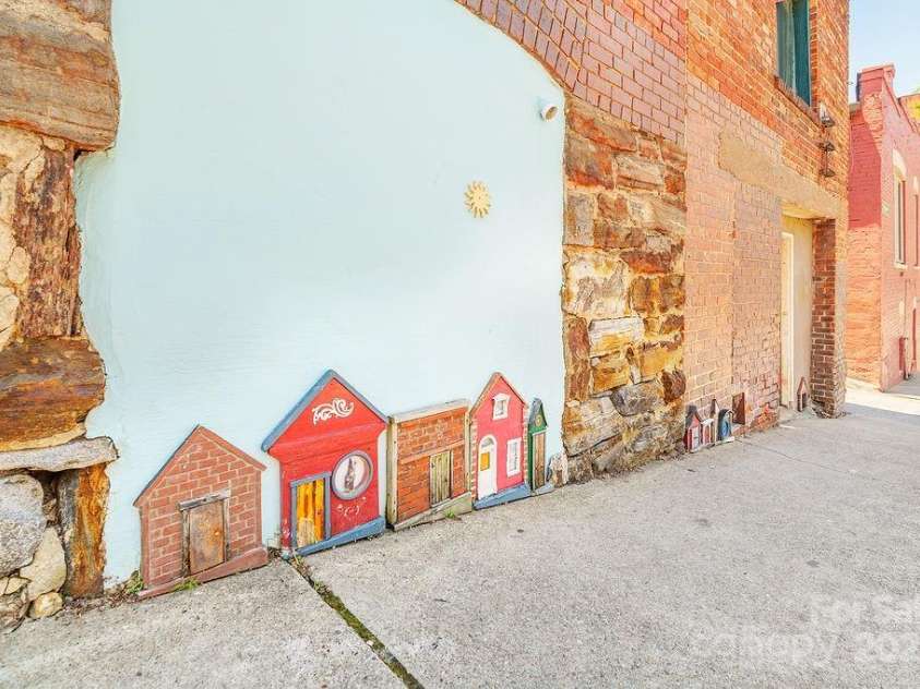 33 Carolina Lane, Asheville, NC 28801.  MLS# CAR4277865, YatesRealty ID 26531. Chicken Alley is so special! You will love this building!