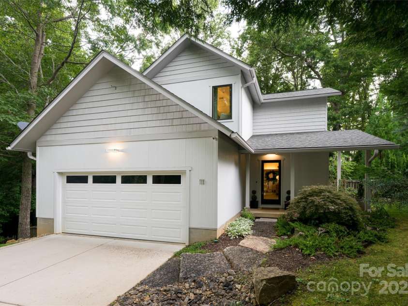 111 Bilberry Lane, Candler, NC 28715.  MLS# CAR4280132, YatesRealty ID 26532. 