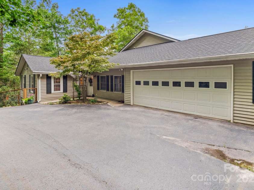 32 Tucker Road, Black Mountain, NC 28711.  MLS# CAR4275444, YatesRealty ID 26535. 