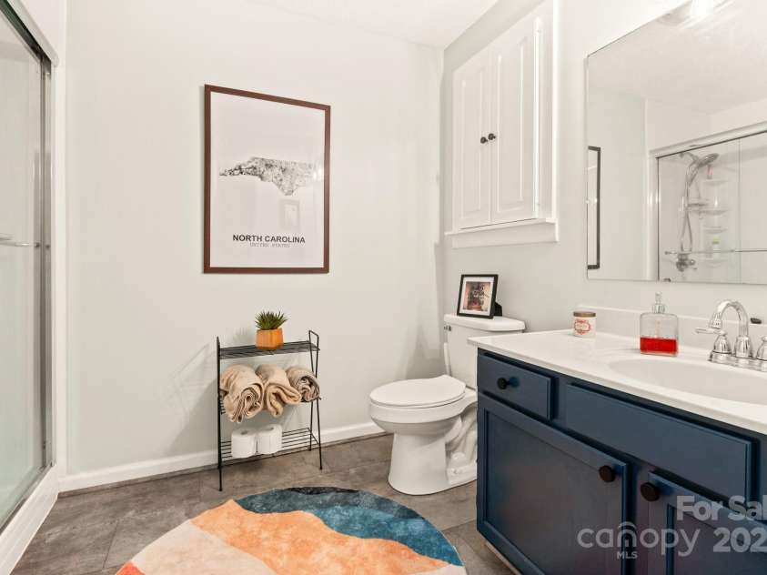 32 Tucker Road, Black Mountain, NC 28711.  MLS# CAR4275444, YatesRealty ID 26535. Full guest bath in main hall