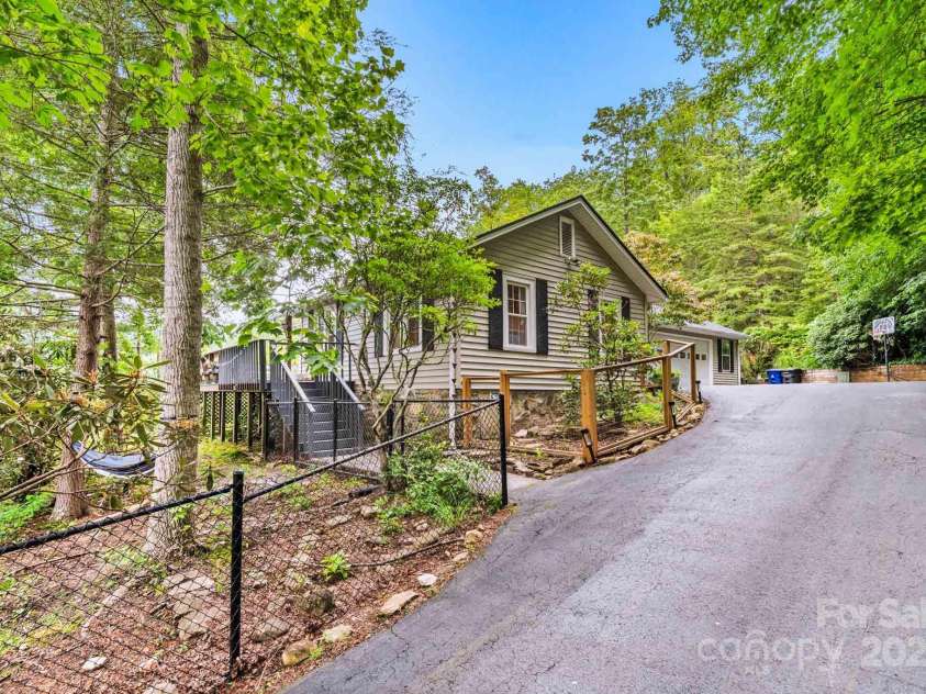 32 Tucker Road, Black Mountain, NC 28711.  MLS# CAR4275444, YatesRealty ID 26535. Gently sloped driveway entry