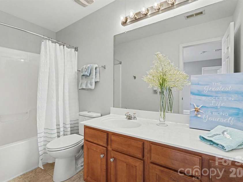 11001 Dulin Creek Boulevard, Charlotte, NC 28215.  MLS# CAR4287097, YatesRealty ID 26536. 2nd Bathroom