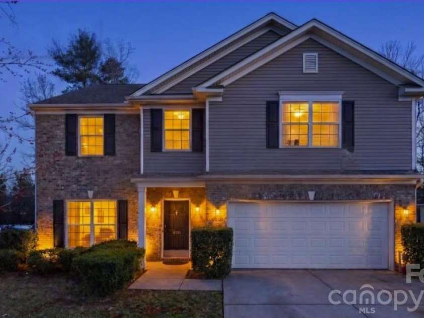 11001 Dulin Creek Boulevard, Charlotte, NC 28215.  MLS# CAR4287097, YatesRealty ID 26536. 
