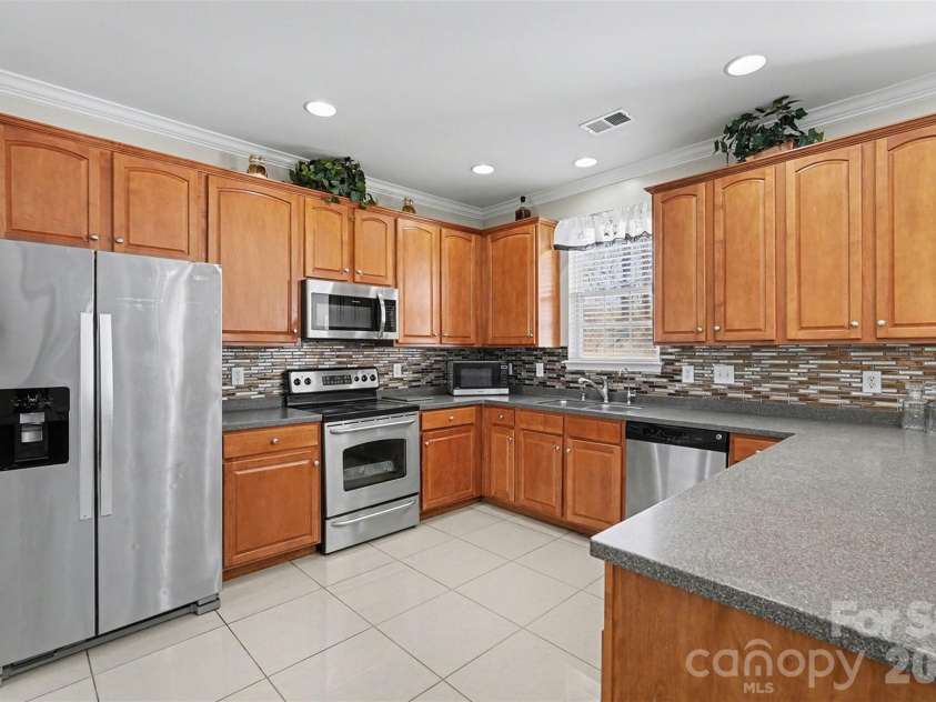 11001 Dulin Creek Boulevard, Charlotte, NC 28215.  MLS# CAR4287097, YatesRealty ID 26536. Kitchen