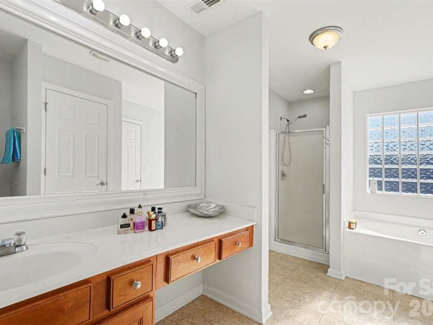 11001 Dulin Creek Boulevard, Charlotte, NC 28215.  MLS# CAR4287097, YatesRealty ID 26536. Owner's Bathroom