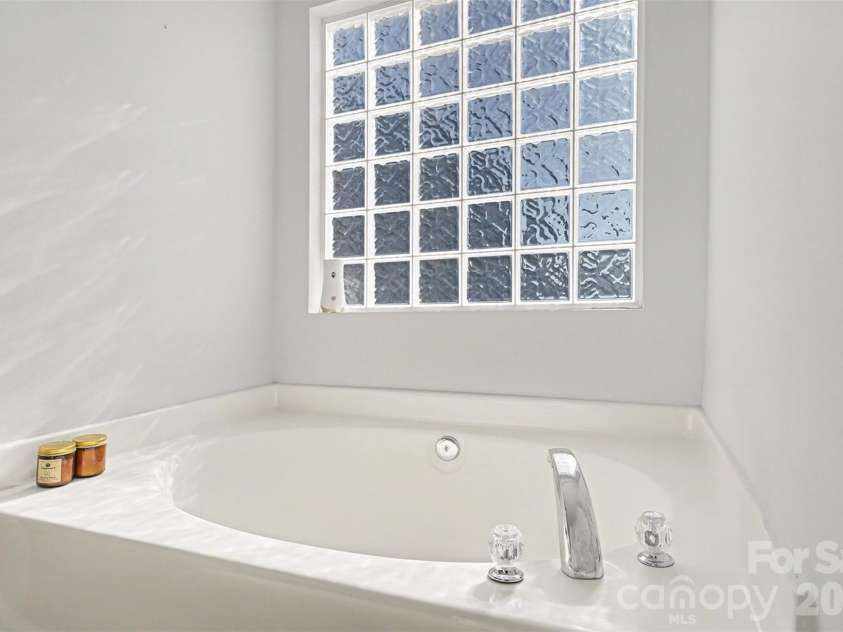 11001 Dulin Creek Boulevard, Charlotte, NC 28215.  MLS# CAR4287097, YatesRealty ID 26536. Owner's Bathroom