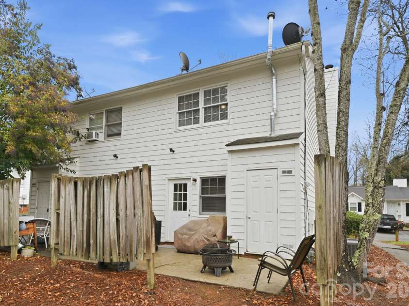 5918 Crape Myrtle Lane, Charlotte, NC 28216.  MLS# CAR4326062, YatesRealty ID 26538. 