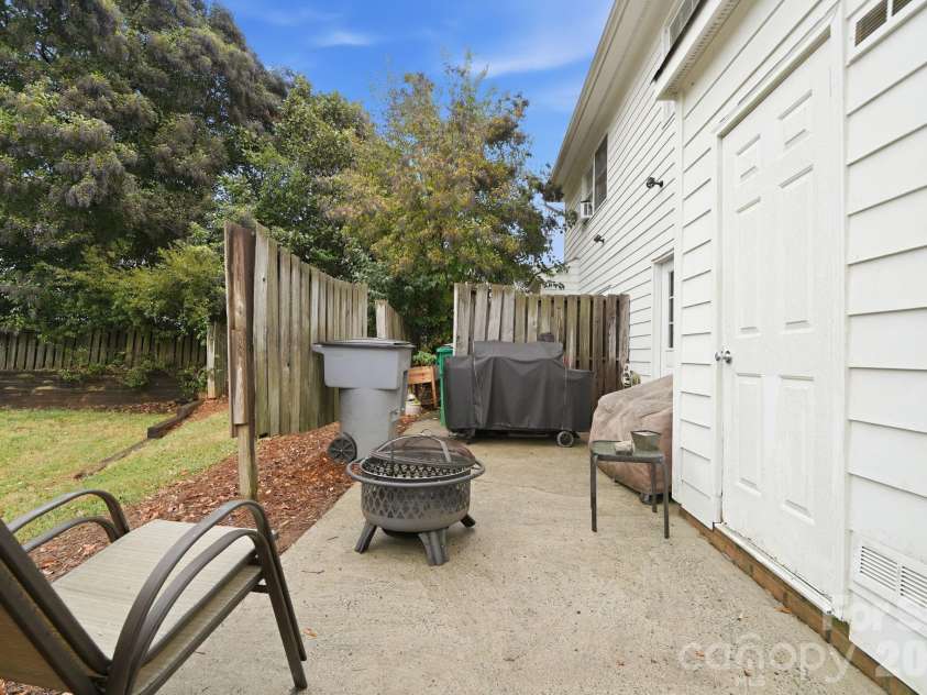 5918 Crape Myrtle Lane, Charlotte, NC 28216.  MLS# CAR4326062, YatesRealty ID 26538. 